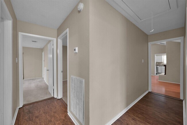 Building Photo - 16858 Gleneagle Dr N