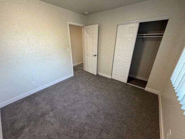 Building Photo - The Mooring, 3 bedroom, 1 bathroom - 2nd floor apartment
