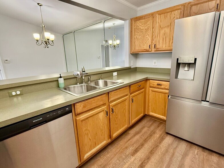 Building Photo - 46116 Rhodes Dr