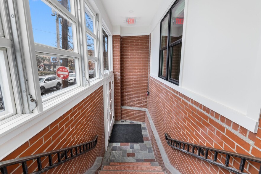 Entry Stairway - 54 Sutton St