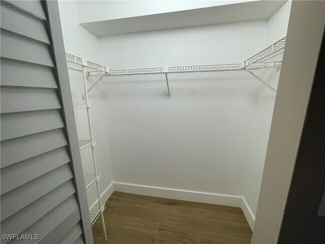 Building Photo - 5323 Summerlin Rd