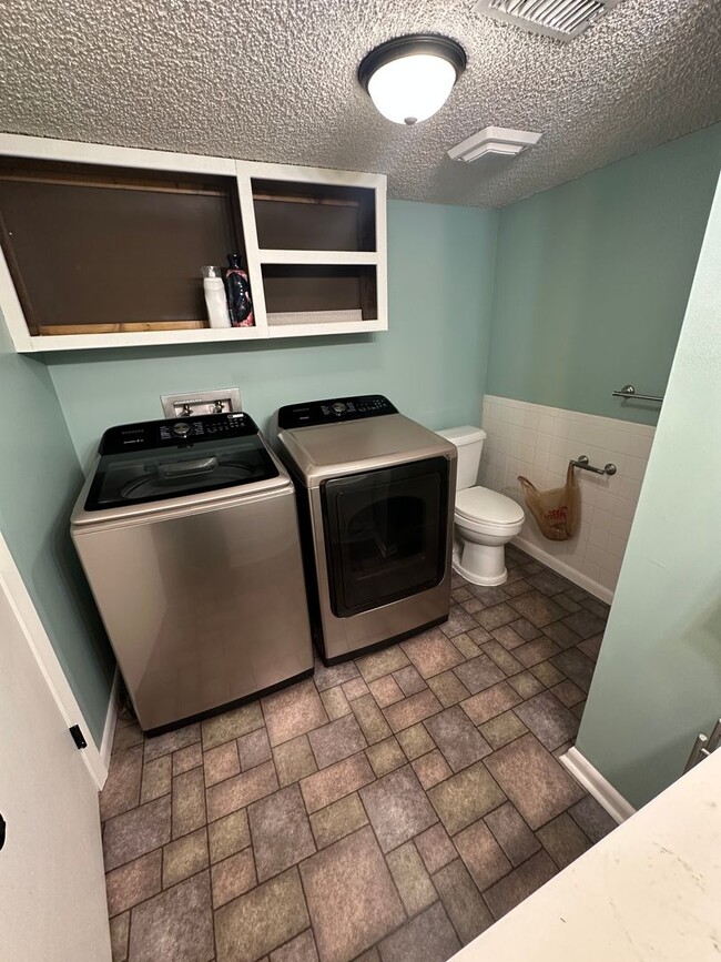 Building Photo - Beautiful 3 Bedroom Home ! Near Mcconnell ...