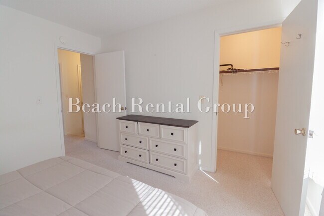 Building Photo - No HOA Furnished Townhouse close to Ocean