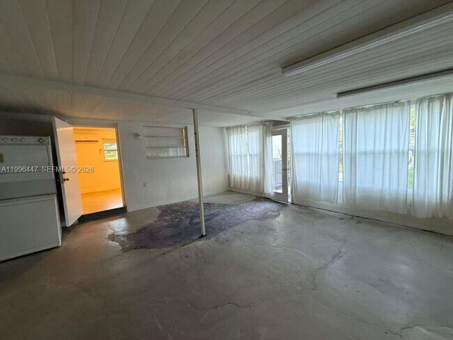 Building Photo - 325 NE 131st St