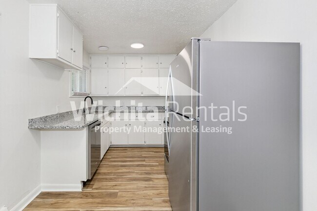 Building Photo - 2730 S Southeast Dr