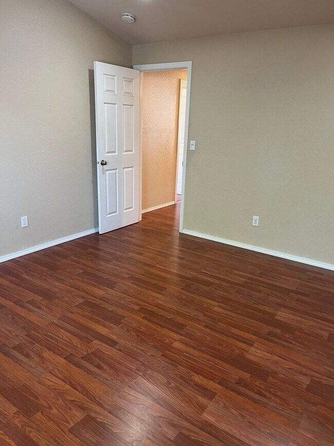 Building Photo - Beautiful 4 bedroom 2 bathroom single family house with Fenced backyard and 3 car garage