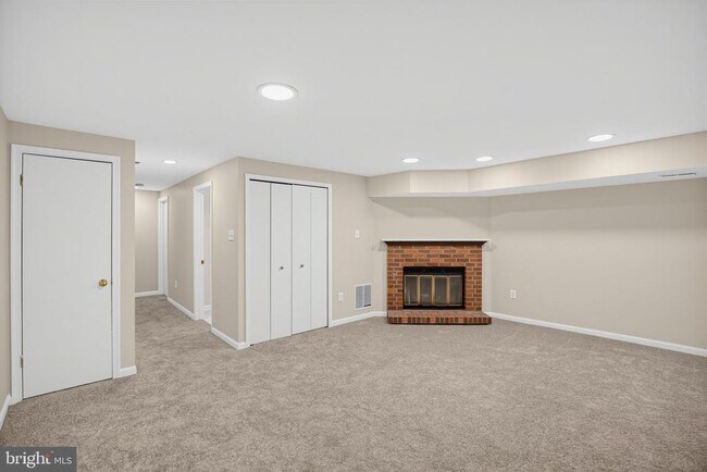 Building Photo - 502 Meadowmist Way