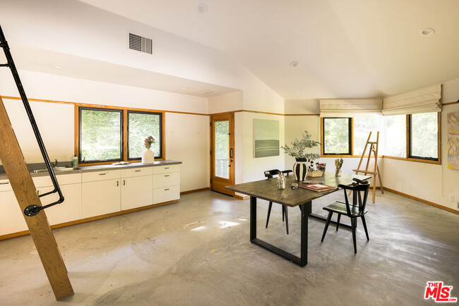 Building Photo - 6353 Busch Dr
