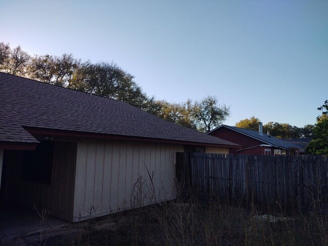 Building Photo - 1000 Columbia Ave