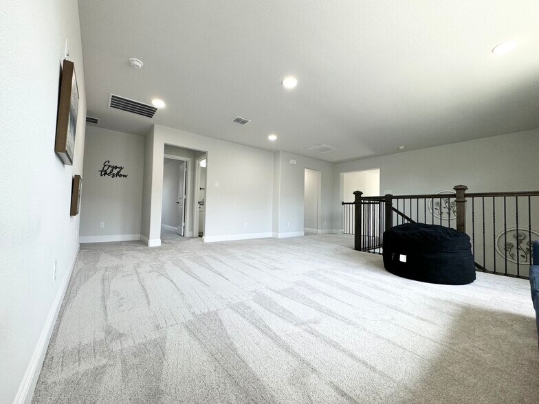 Building Photo - 2801 Riverview Rd