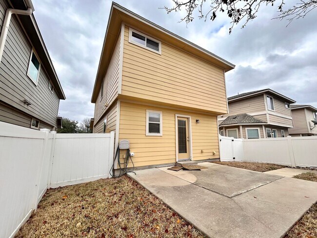 Building Photo - Move-In Ready 3/BR 2.5/BA Home with Spacious Layout & Modern Finishes