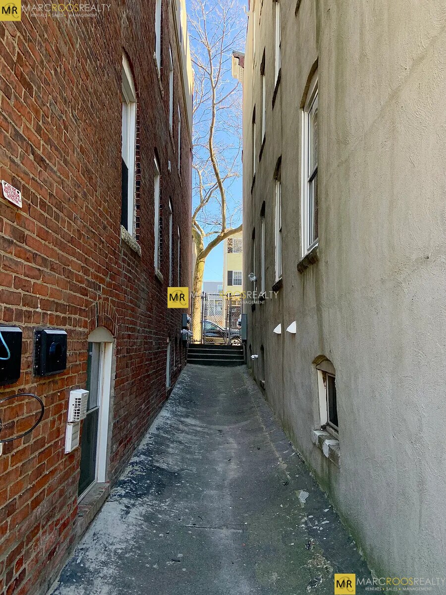 Building Photo - 331 Chelsea St