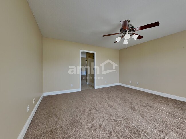 Building Photo - 1061 Saint Johns Dr