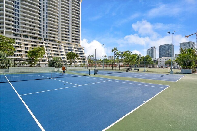 Building Photo - 600 NE 36th St