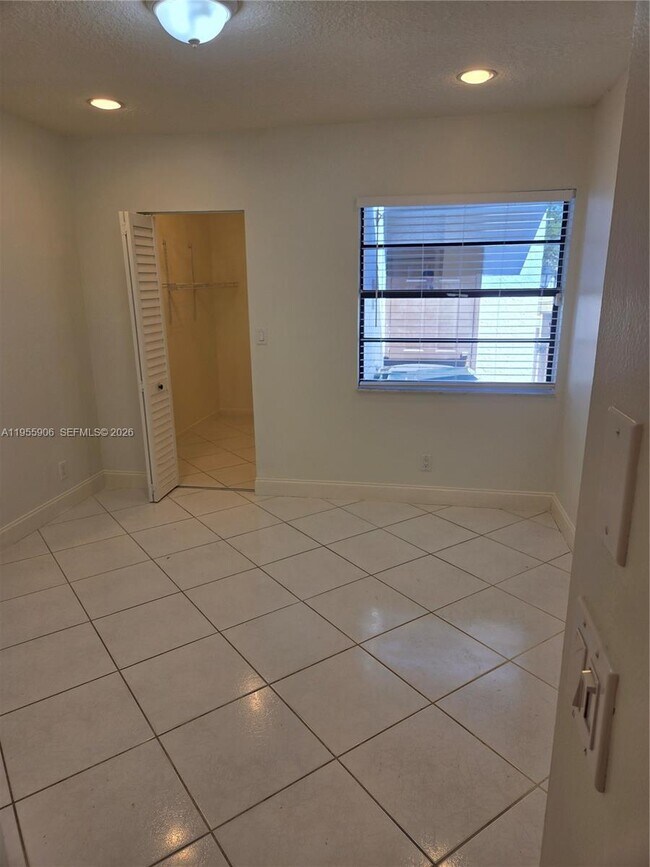 Building Photo - 9352 Wedgewood Ln