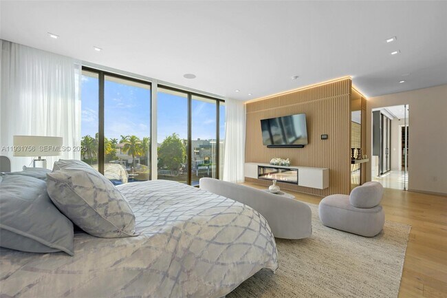 Building Photo - 3260 NE 165th St