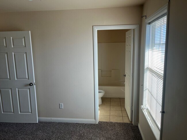 Building Photo - 104 Blue Dr