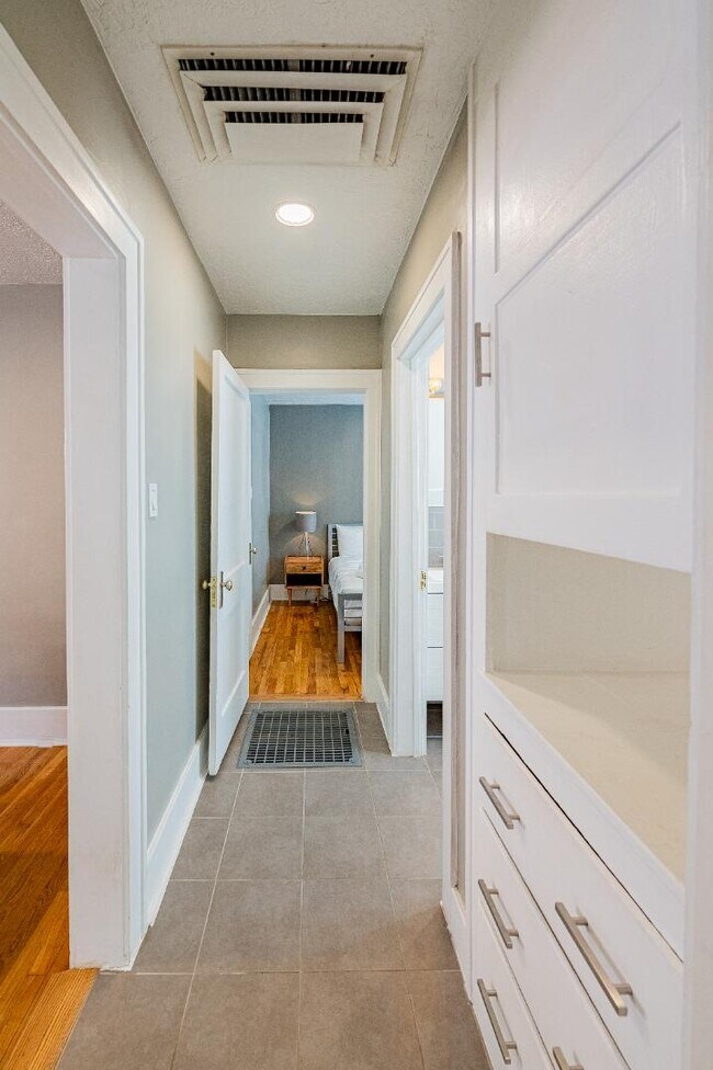 Building Photo - 722 Marquette Ave NW