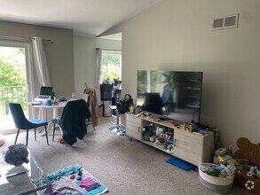 Building Photo - 2 bedroom 1 bath close to 94