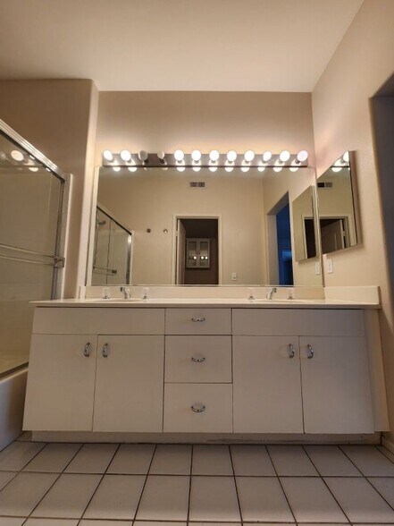 Building Photo - 68 Montana Del Lago Dr