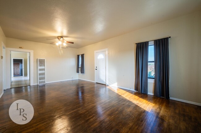 Building Photo - Fresno Westside Farm Home, 3BR/1BA, Built ...