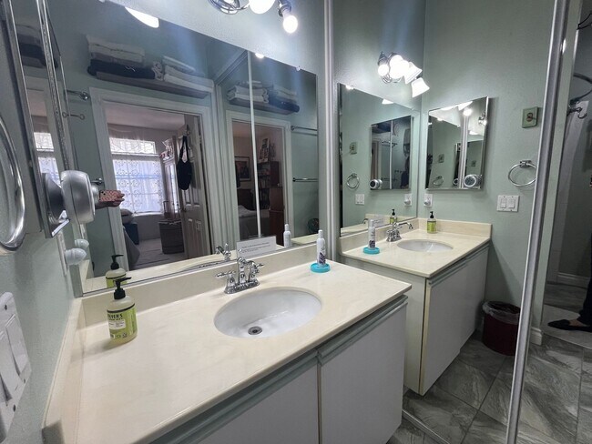 Building Photo - Stylish Second-Floor Condo in Sabre Springs – San Diego