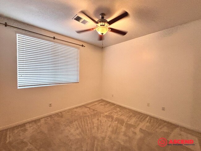 Building Photo - Lovely 5 Bedroom Home In River Oaks Area!