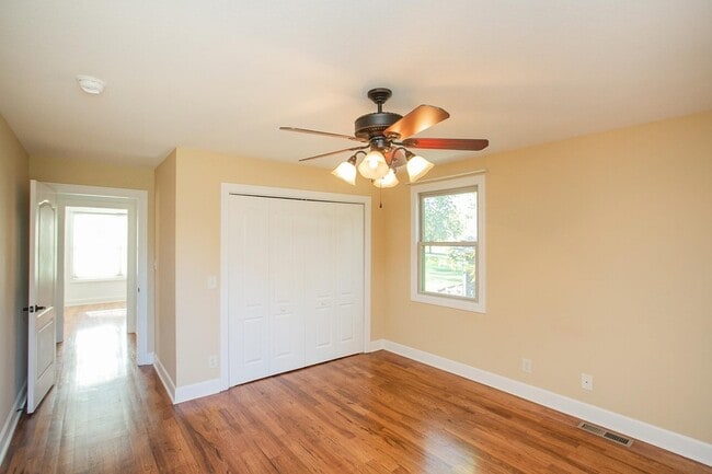 Building Photo - 2425 Mansker Dr