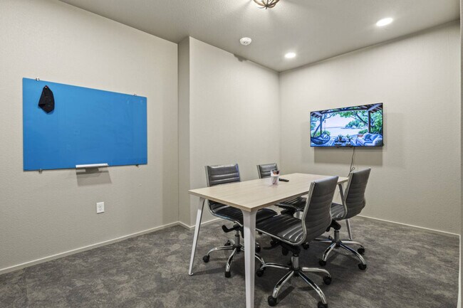 Building Photo - 601 W 9th St