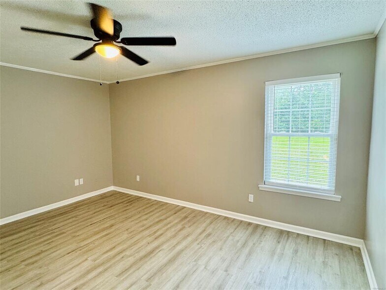 Building Photo - 697 Chatsworth Dr