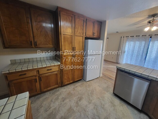 Building Photo - Spacious 3 bedroom, 2 bath~3316 Hoen Avenu...