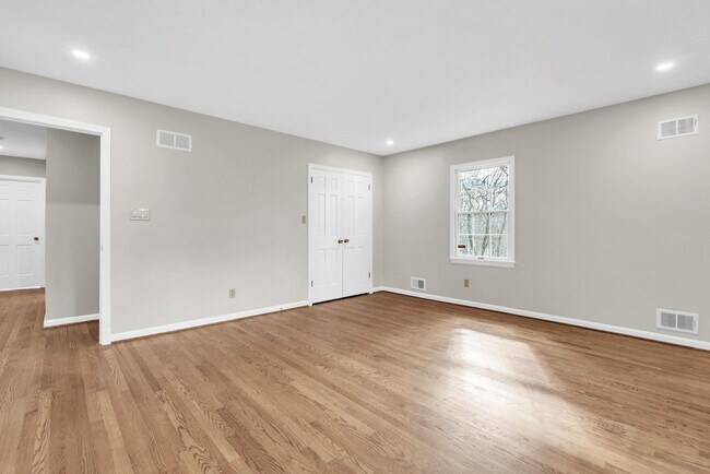 Building Photo - 8616 Chateau Dr