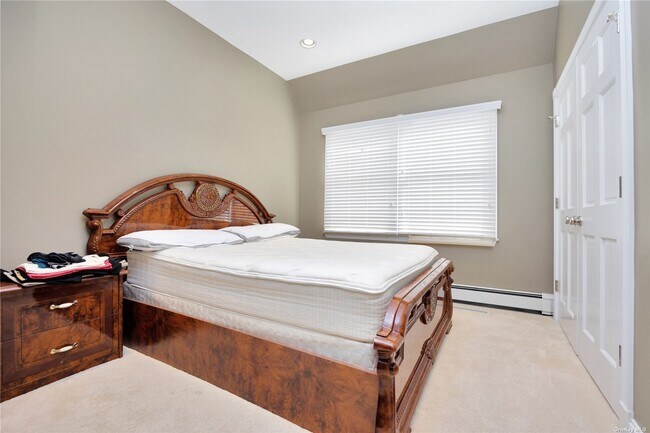 Building Photo - 90 E 7th St