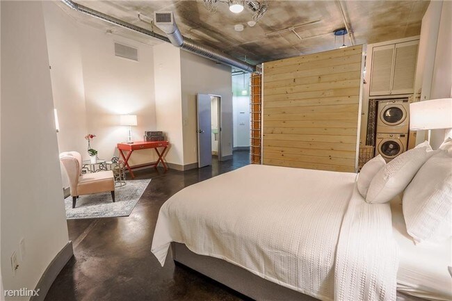 Building Photo - 1 br, 1 bath Apartment - 311 W 5th St