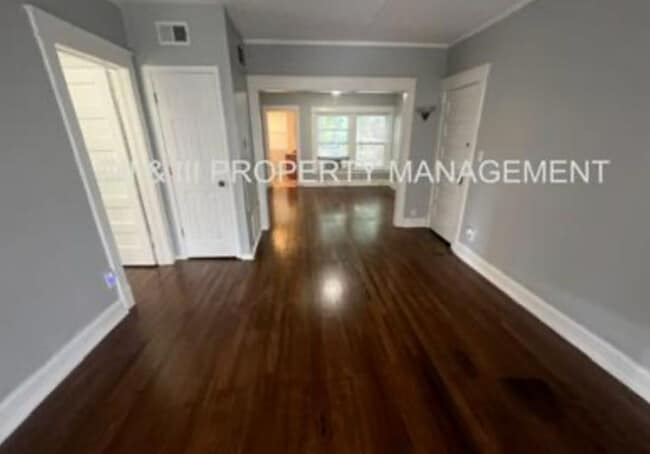 Building Photo - 215 W 37th St