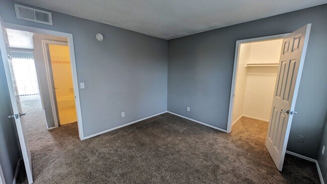 Building Photo - 3 Bedroom Townhome Near W University Dr and S Hardy Dr!