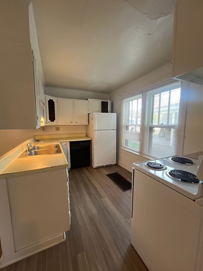 Building Photo - PRICE REDUCTION 4 BDRM Available August, 2026.  Monthly rent $2,700.00