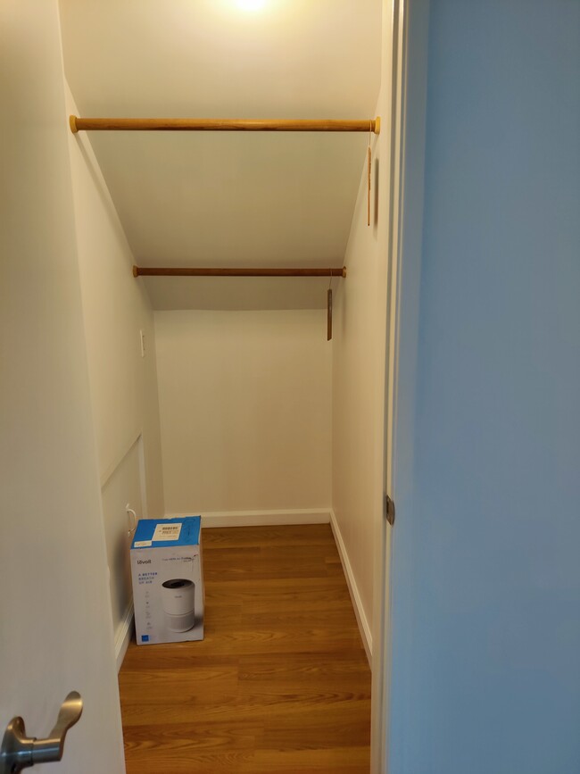 Large walking closet - 117 Lighthouse Ct