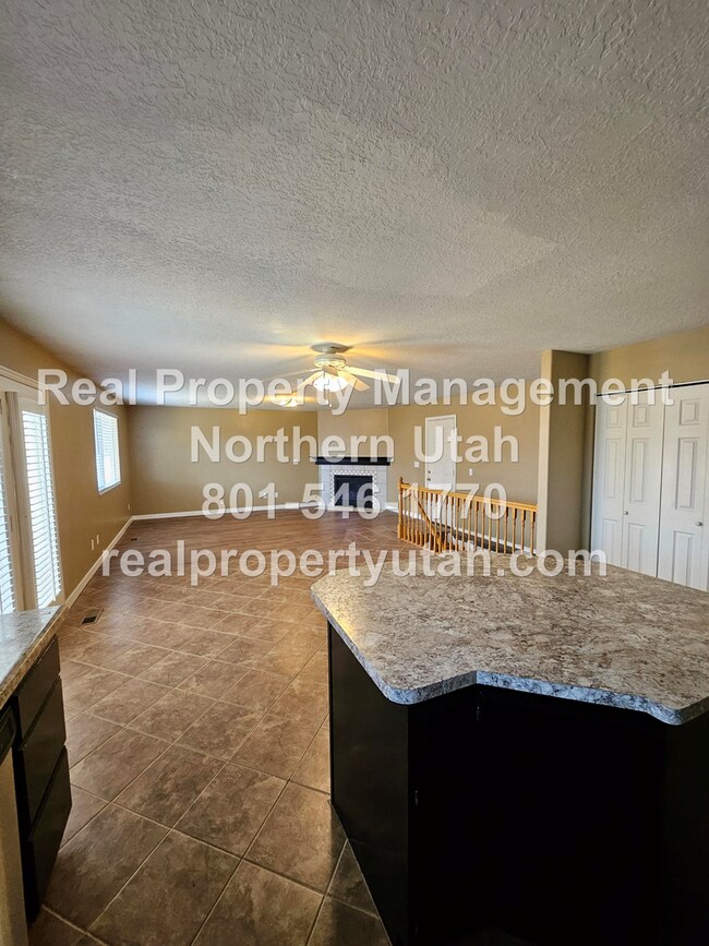 Building Photo - Stunning 4 Bedroom 3 Bath Syracuse Home
