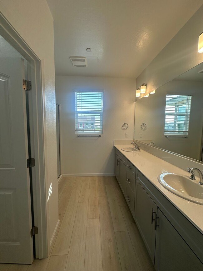 Building Photo - Newly built Woodside home located in Huckl...