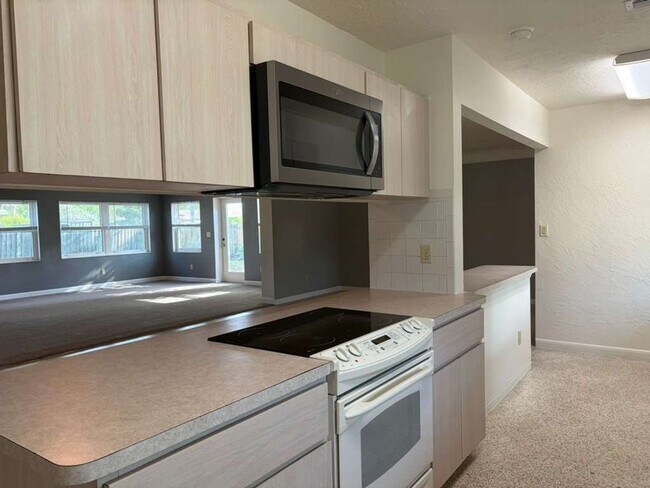 Building Photo - 3 Bedroom 2 Bath Spacious Home in Holiday Park