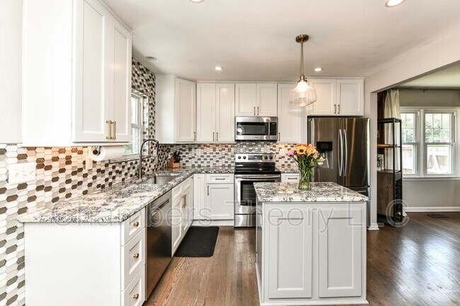 Building Photo - 1015 Woods Pl