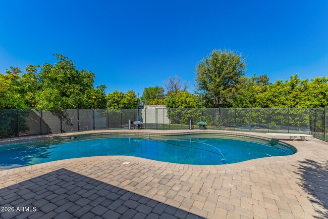 Building Photo - 326 W Loma Ln