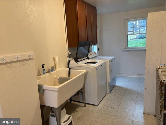 Building Photo - 5424 Valley View Dr