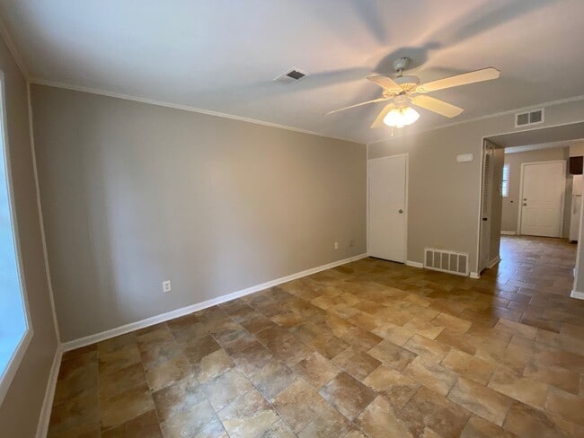 Building Photo - 601 Stratford Dr