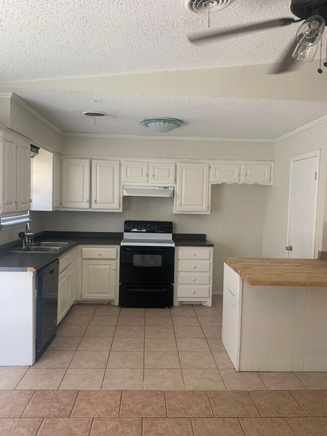 Building Photo - 4bedroom in 2bathroom located in Avondale