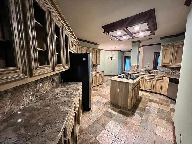 Building Photo - 6983 Oakwood Park