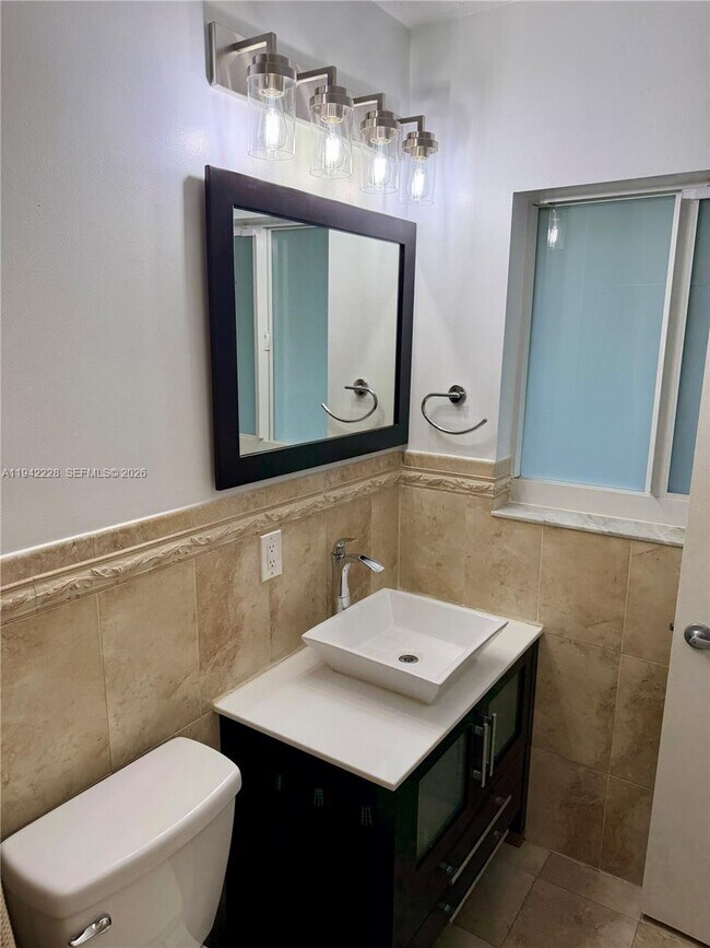 Building Photo - 814 Capri St