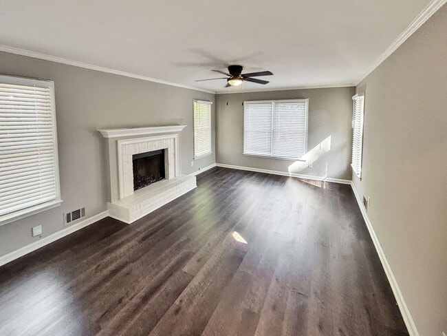 Building Photo - Charming Updated 2BR/2BA Duplex Close To E...