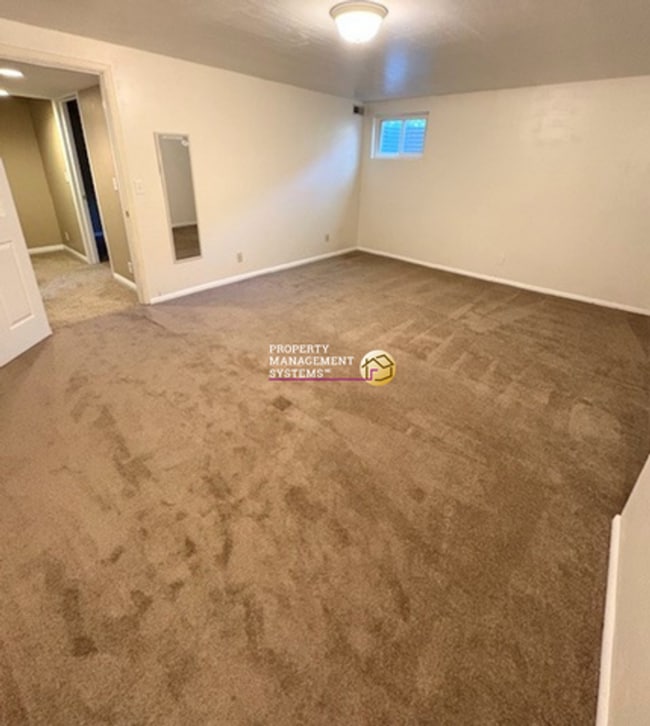 Building Photo - 4 Bedroom / 3 Bath Home in Sandy!